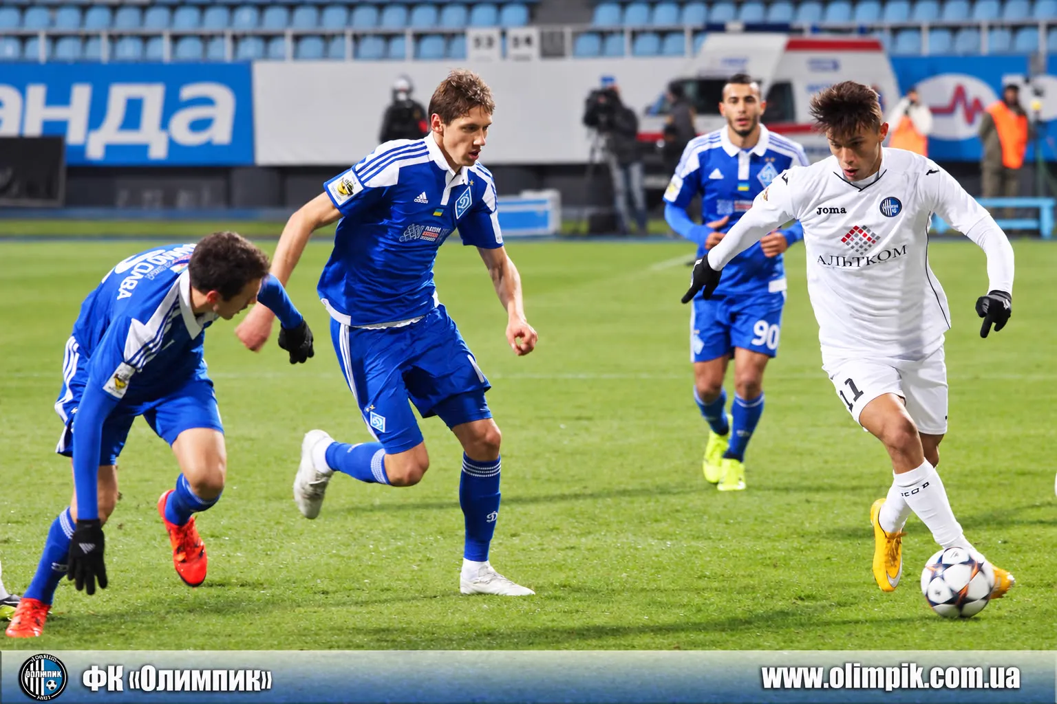 Moha conduce el balón con la camiseta del Olimpik Donetsk