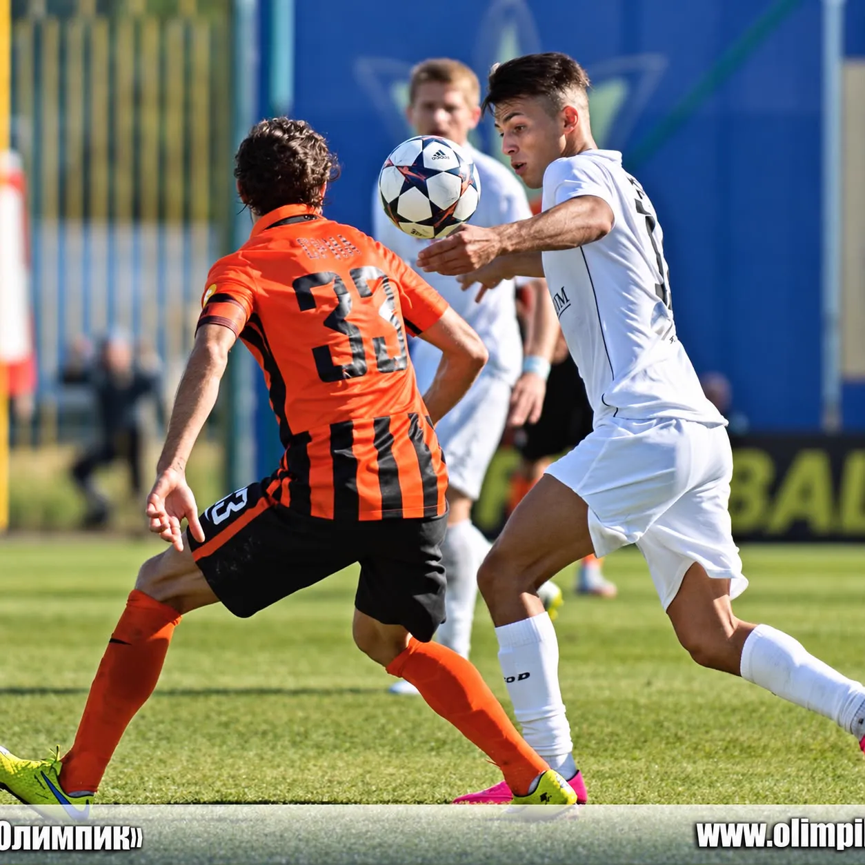 Moha con el balón ante el Shakhtar Donetsk, con la camiseta del Olimpik Donetsk