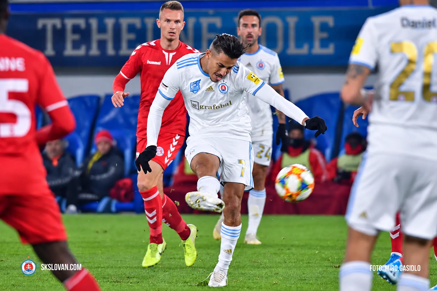 Moha dispara a puerta con el Slovan Bratislava